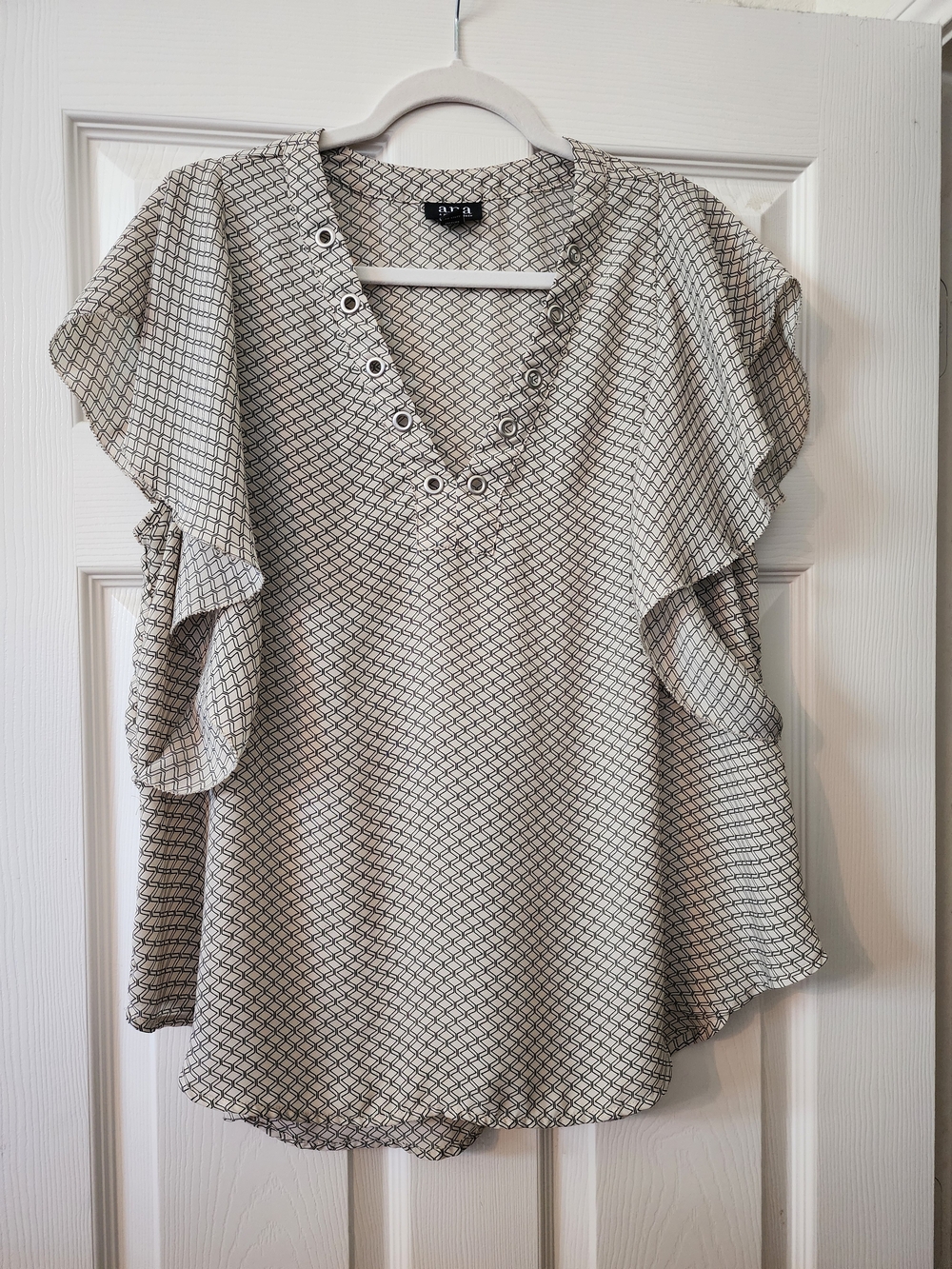 a.n.a Cream and Black Geometric Grommet V-Neck Ruffle Sleeve Blouse